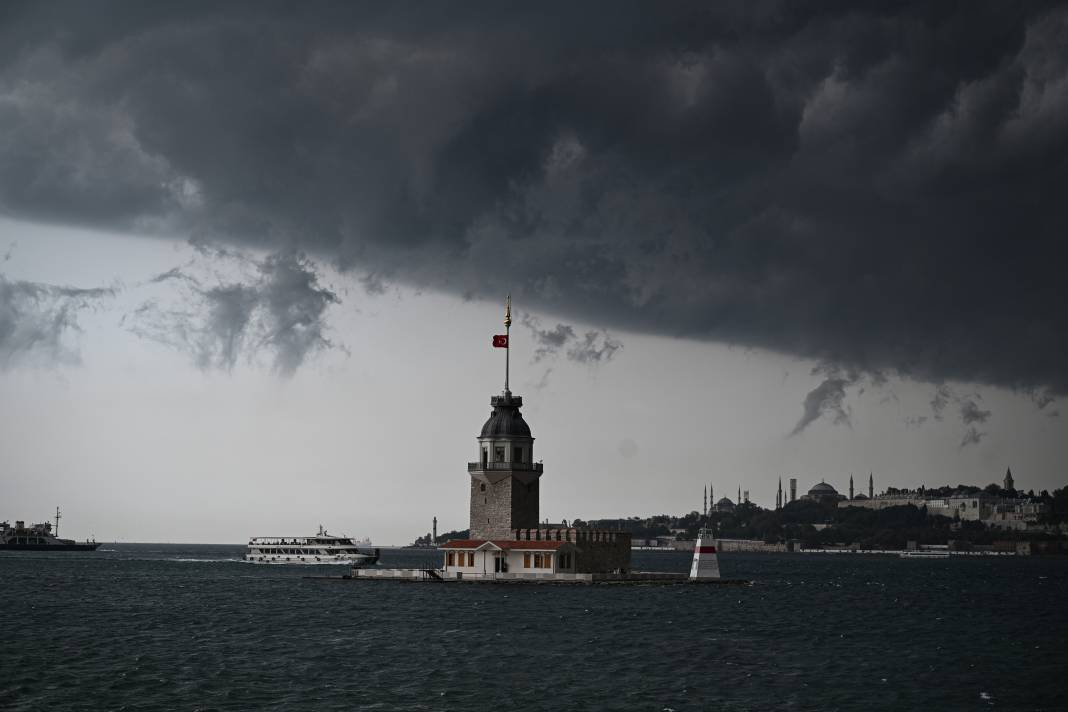 İstanbul'da sağanak hayatı felç etti! Araçlar sular altında kaldı 9